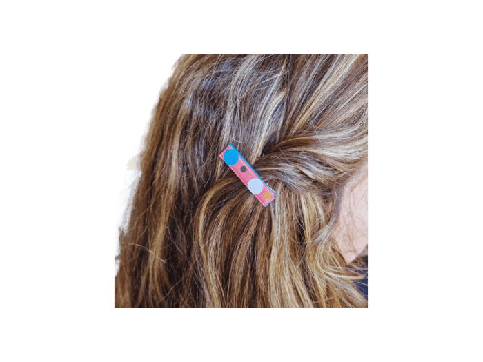 petite barrette - cuir rose à pois de couleurs - finition bleu - maroquinerie artisanale Haute-Savoie