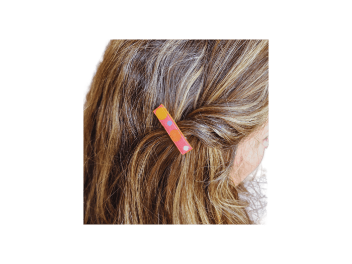 petite barrette - cuir rose à pois de couleurs - finition orange - maroquinerie artisanale Haute-Savoie