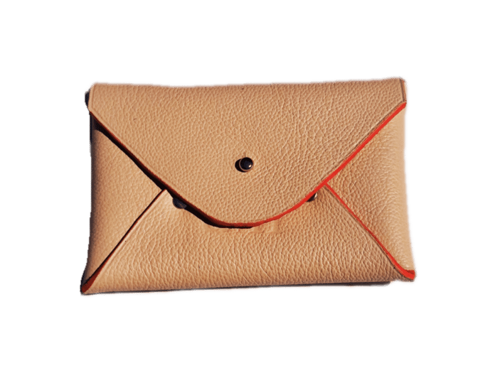 porte cartes enveloppe - cuir beige sable - finition rouge - maroquinerie artisanale Haute-Savoie