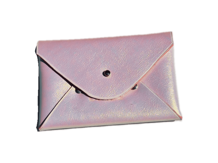 porte cartes enveloppe - cuir blanc irisé - finition rose - maroquinerie artisanale Haute-Savoie