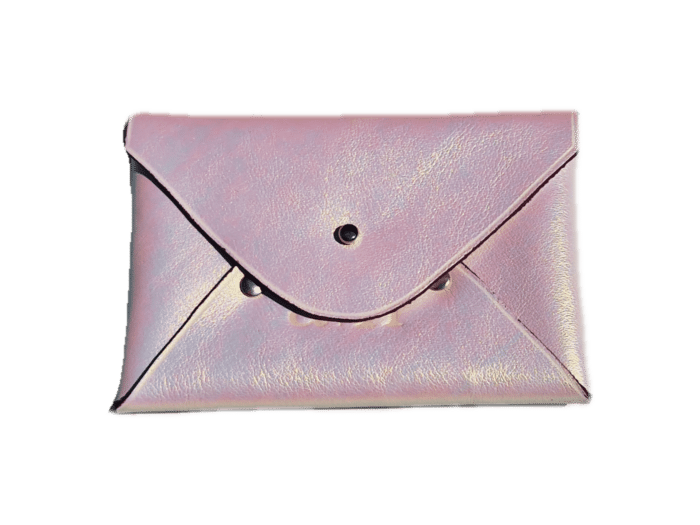 porte cartes enveloppe - cuir blanc irisé - finition violet - maroquinerie artisanale Haute-Savoie