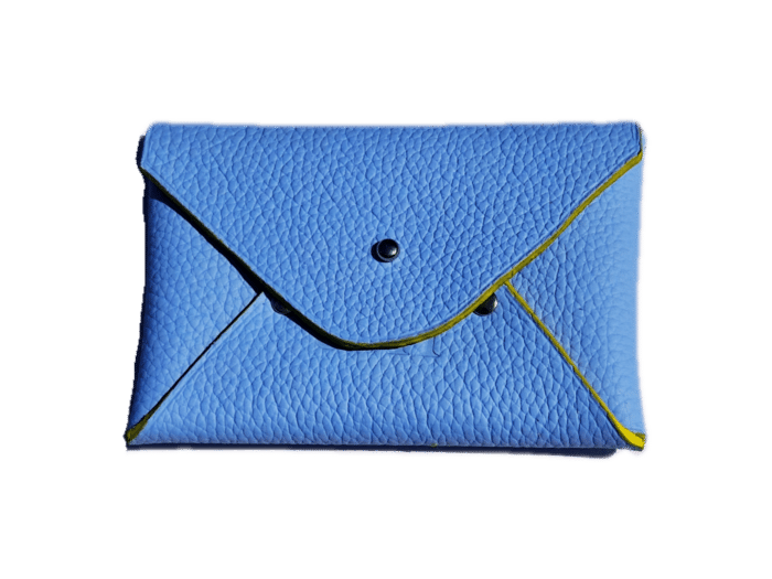 porte cartes enveloppe - cuir bleu ciel - finition jaune - maroquinerie artisanale Haute-Savoie