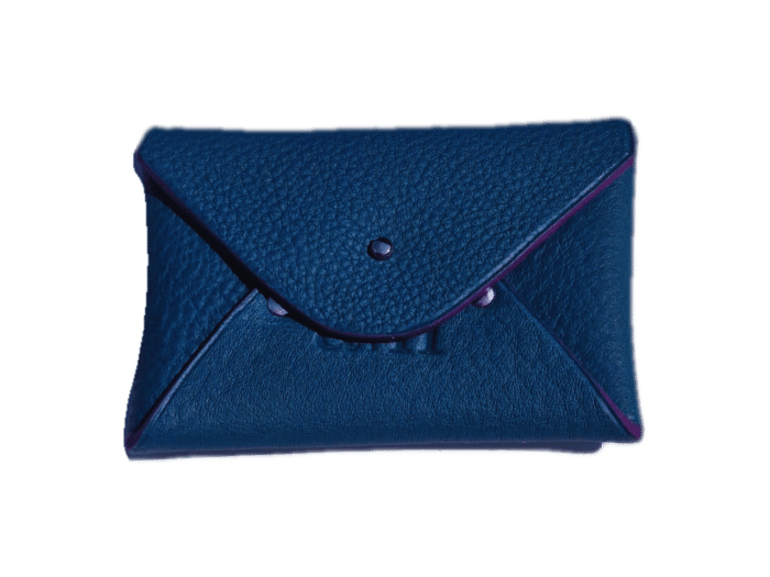 porte cartes enveloppe - cuir bleu colvert - finition violet - maroquinerie artisanale Haute-Savoie