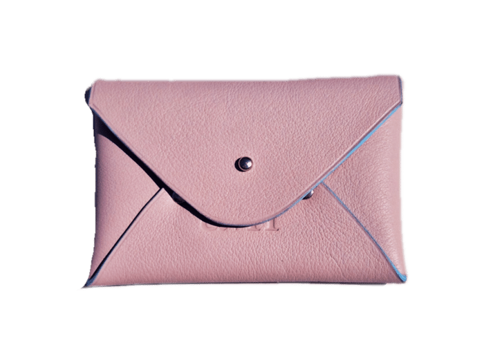 porte cartes enveloppe - cuir rose craie - finition bleu ciel - maroquinerie artisanal Haute-Savoie