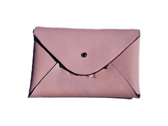 porte cartes enveloppe - cuir rose craie - finition violet - maroquinerie artisanal Haute-Savoie