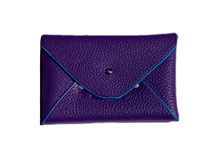 porte cartes enveloppe - cuir violet foncé - finition bleu turquoise - maroquinerie artisanale Haute-Savoie